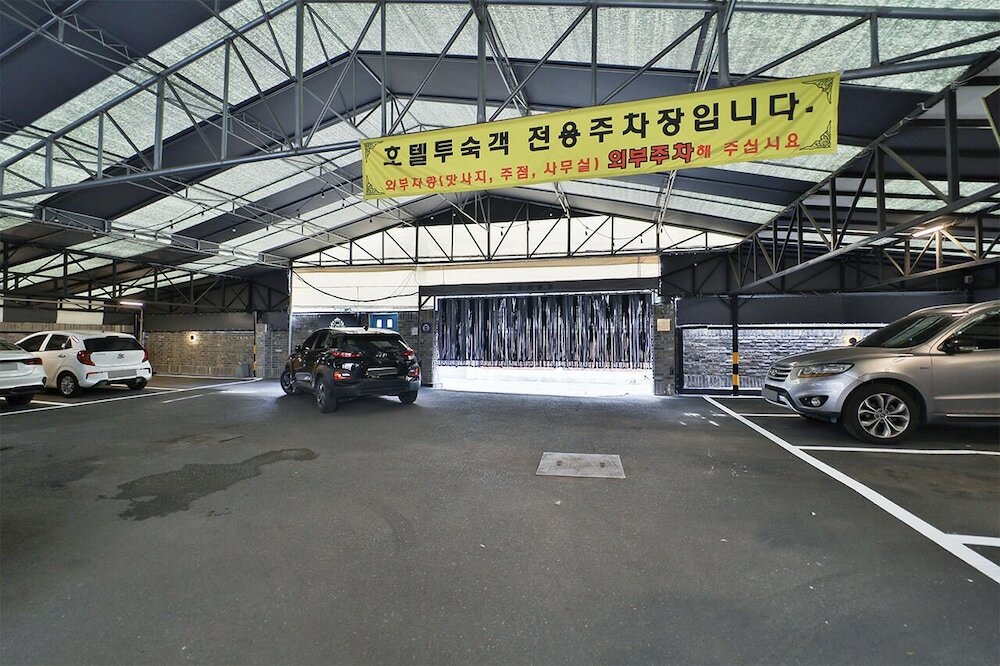 Фото February Hotel Hwanggeum