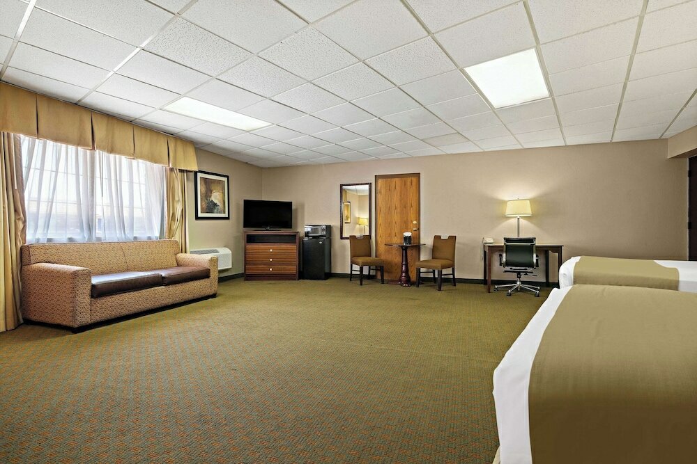 Фото Holiday Manor McPherson