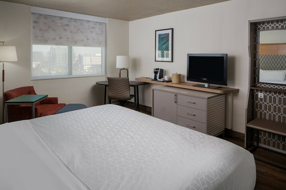Фото Holiday Inn Tampa Westshore - Airport Area, an Ihg Hotel