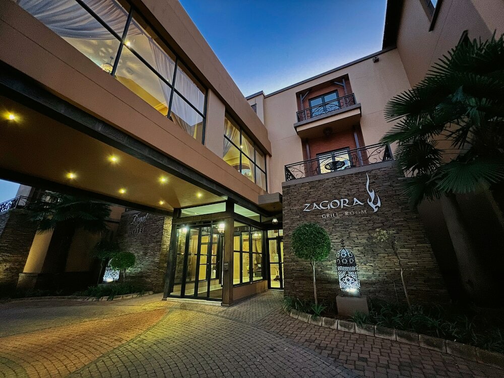 Фото Royal Elephant Hotel & Conference Centre