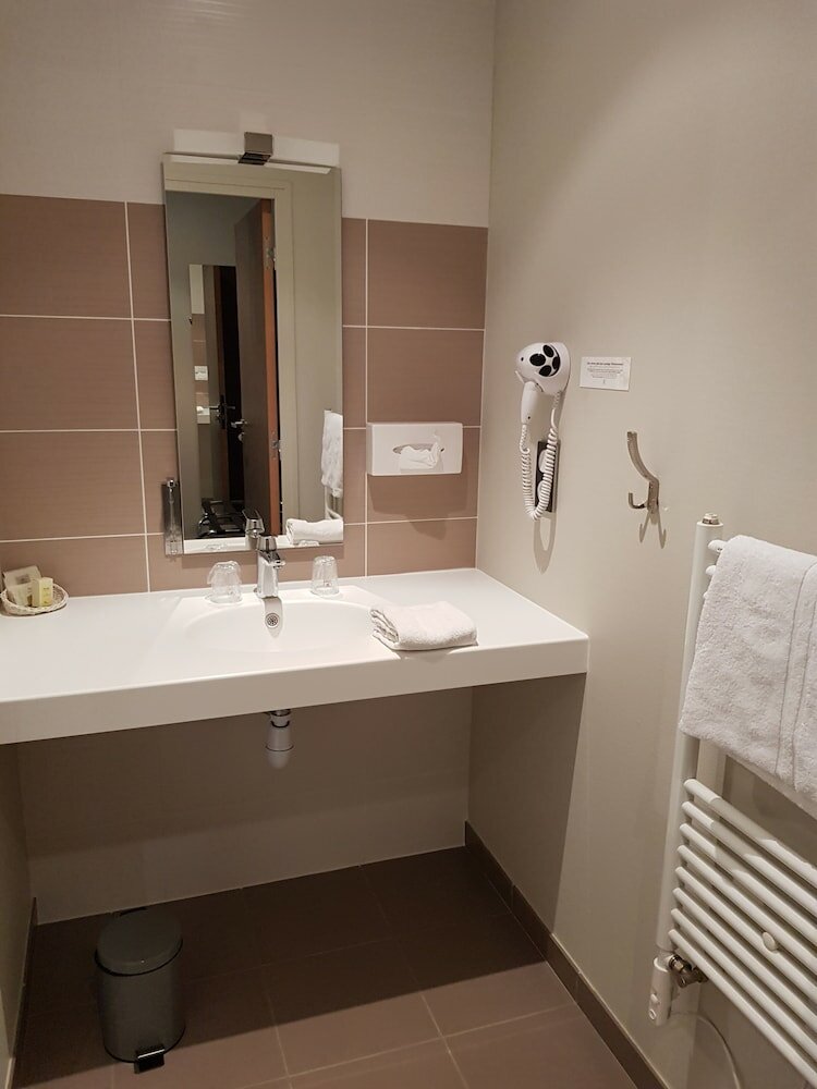 Фото Logis Hôtel À La Bonne Auberge