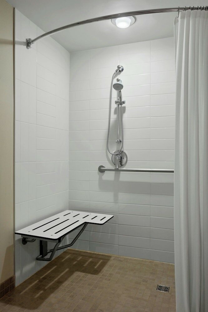 Фото Delta Hotels by Marriott London Armouries