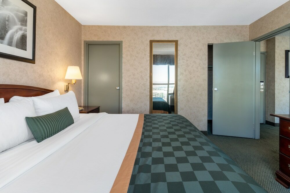 Фото Ramada by Wyndham Reno Hotel and Casino