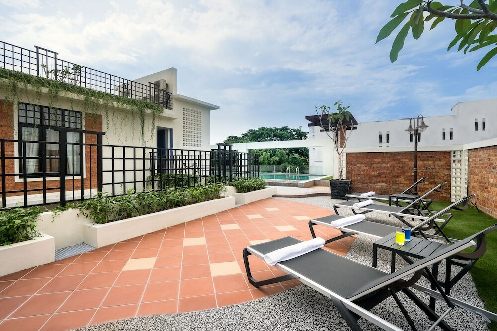 Фото Treasures Hotel and Suites