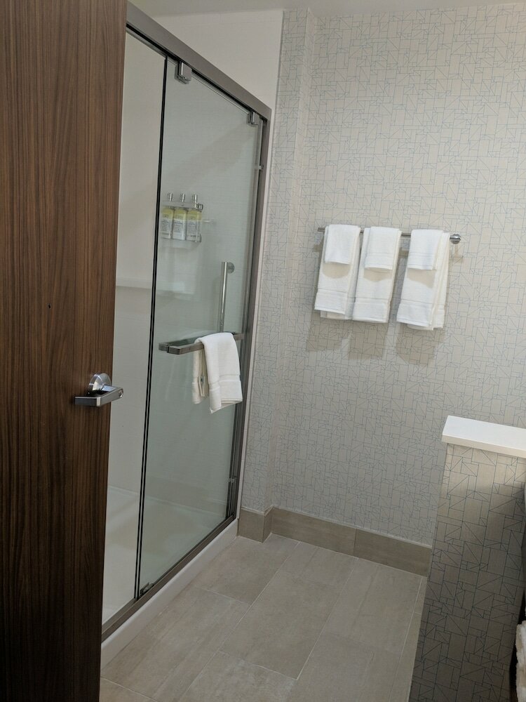 Фото Holiday Inn Express & Suites Dallas North - Addison, an Ihg Hotel