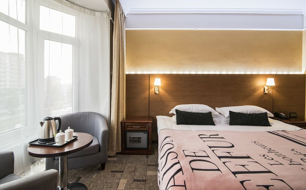 Фото New West Hotel