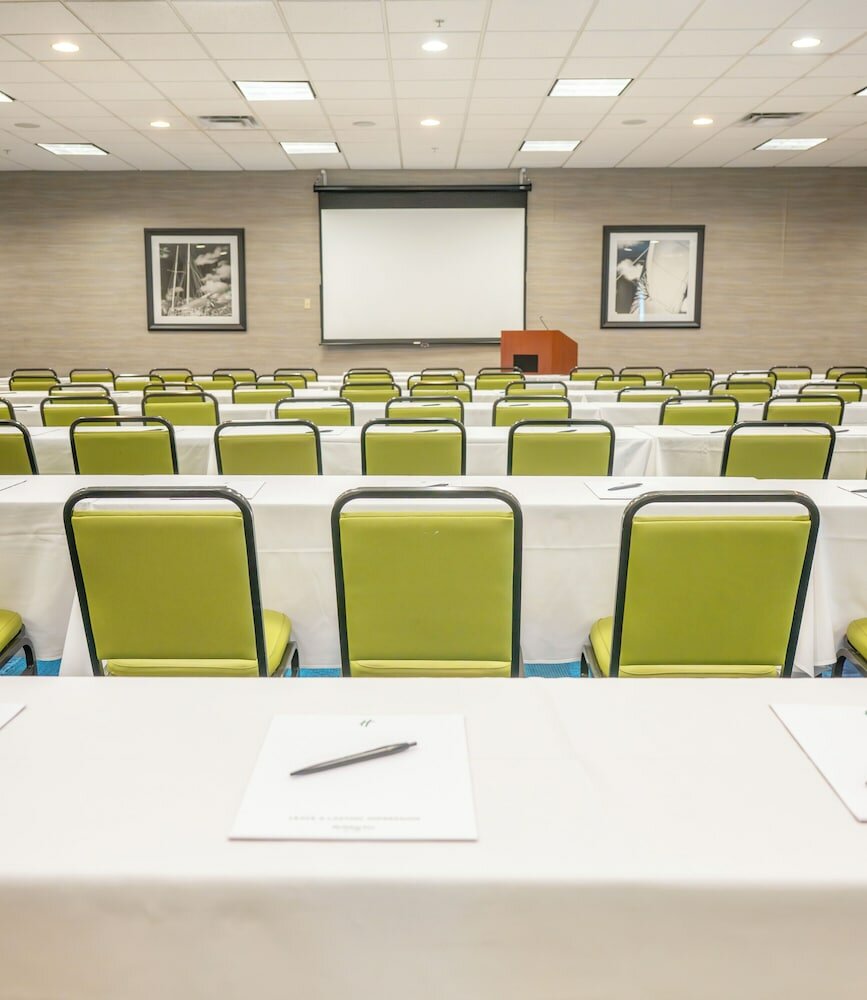 Фото Holiday Inn & Suites Virginia Beach North Beach, an Ihg Hotel