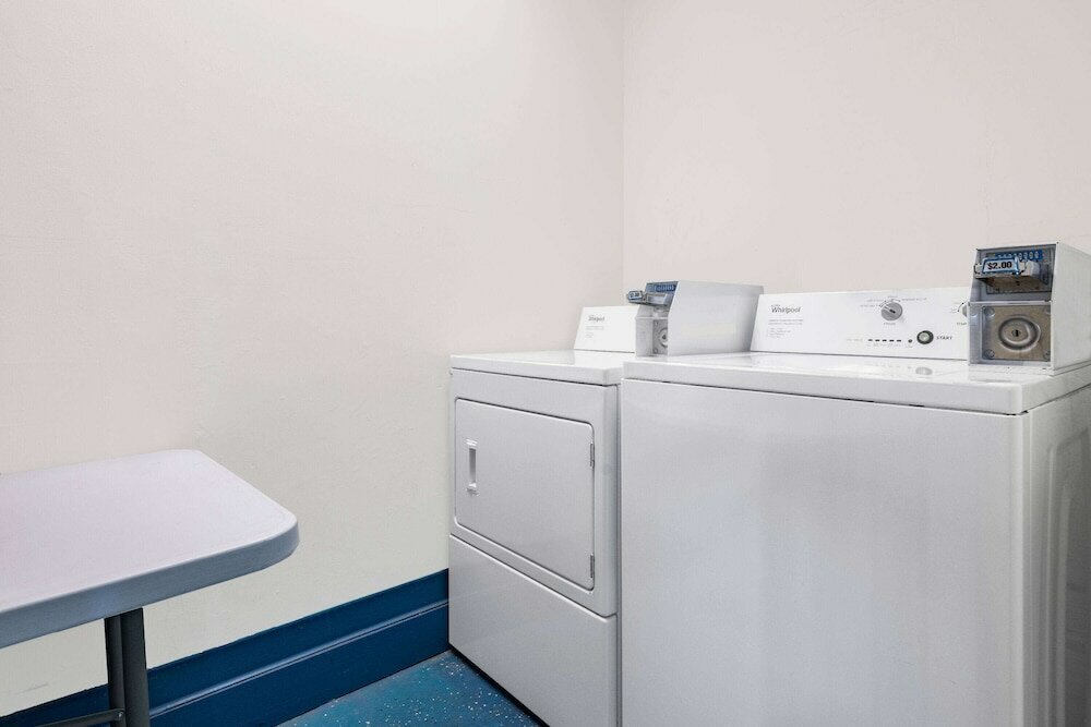 Фото Days Inn and Suites by Wyndham Oxford