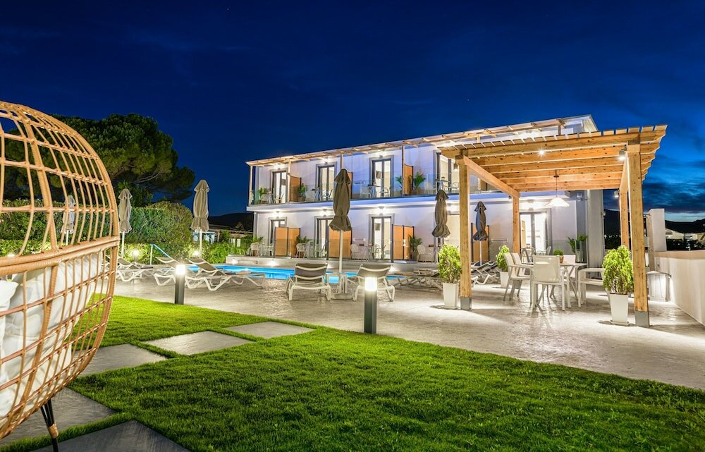 Фото White Canvas Boutique Studios