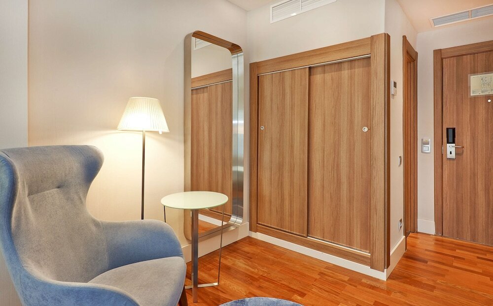 Фото Nh Barcelona Les Corts