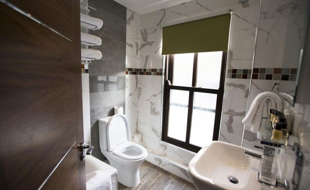 Фото Cheshire Hotel Central London