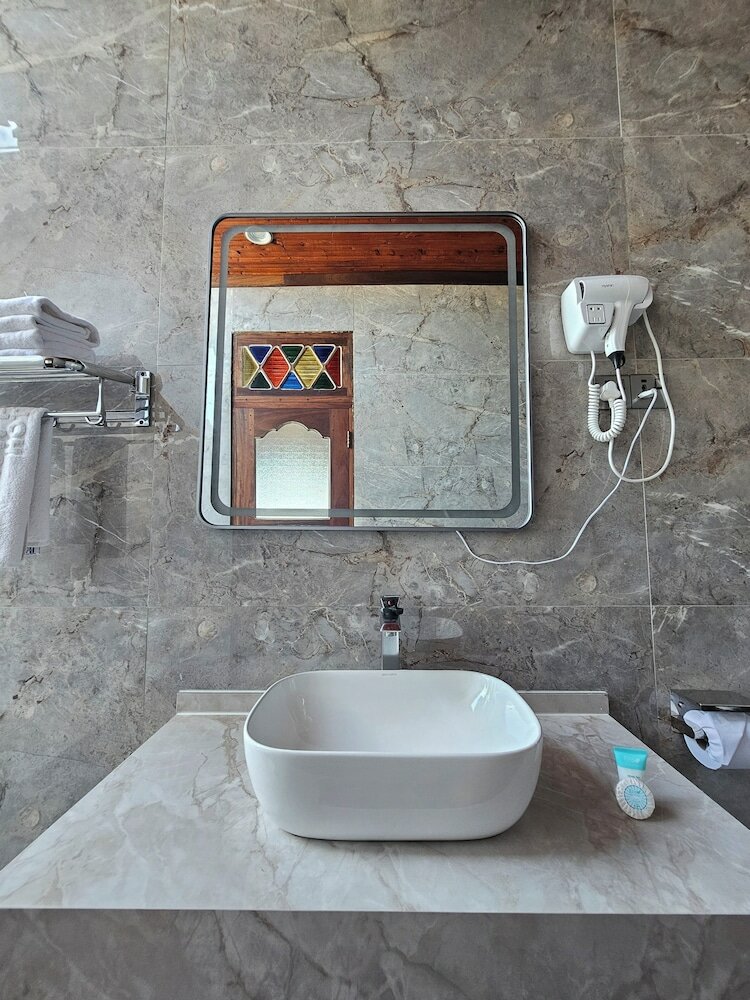 Фото Dhow Palace Hotel