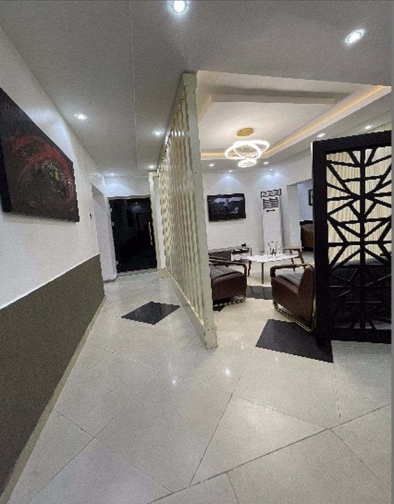 Фото Charlies Place And Suite