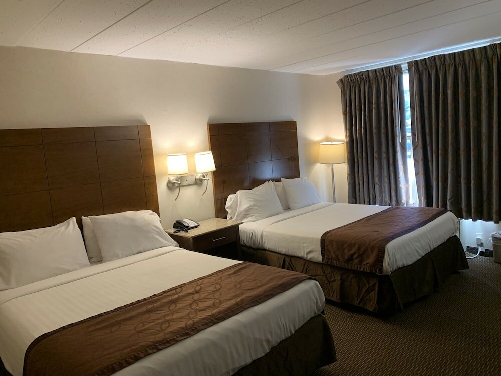 Фото Ramada by Wyndham Rockville Centre