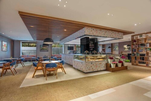 Гостиница Hilton Bangalore Embassy GolfLinks в Бангалоре