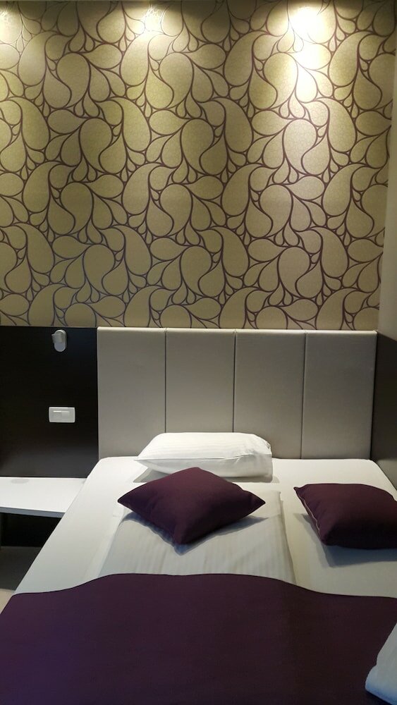 Фото Emonec Hotel