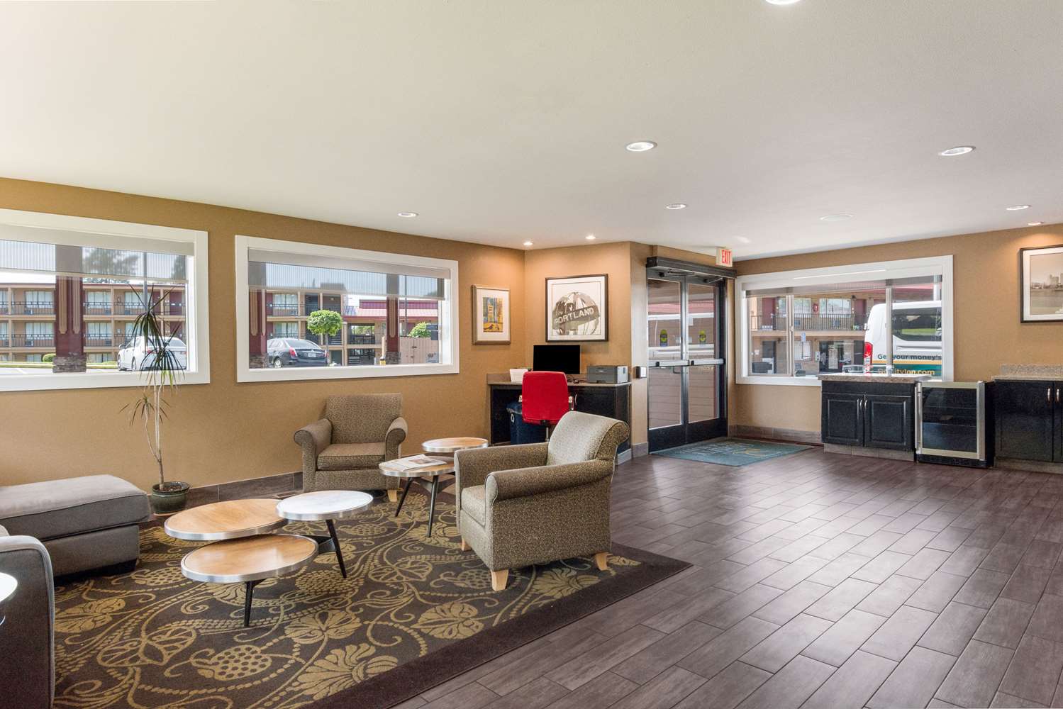 Фото Rodeway Inn Portland Airport Hotel