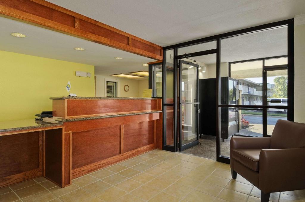 Фото Days Inn by Wyndham Overland Park/Metcalf/Convention Center