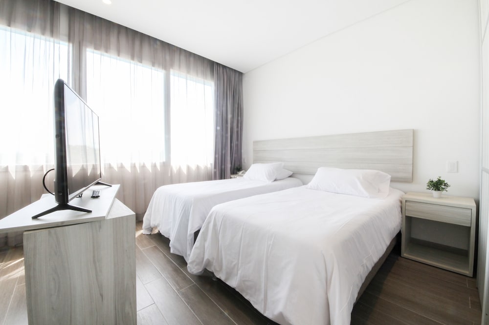 Фото Azure Lofts & Pool Hotel