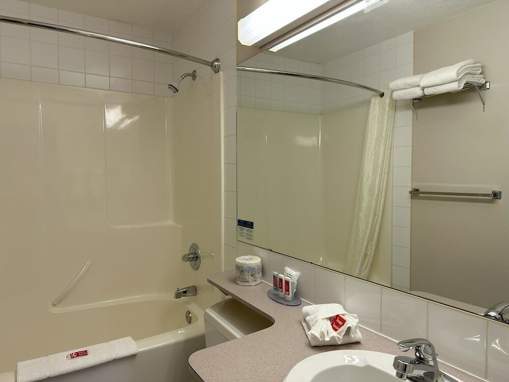Фото Econo Lodge Inn & Suites Lethbridge