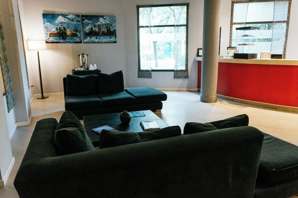 Фото Hotel Plaza Central Canning