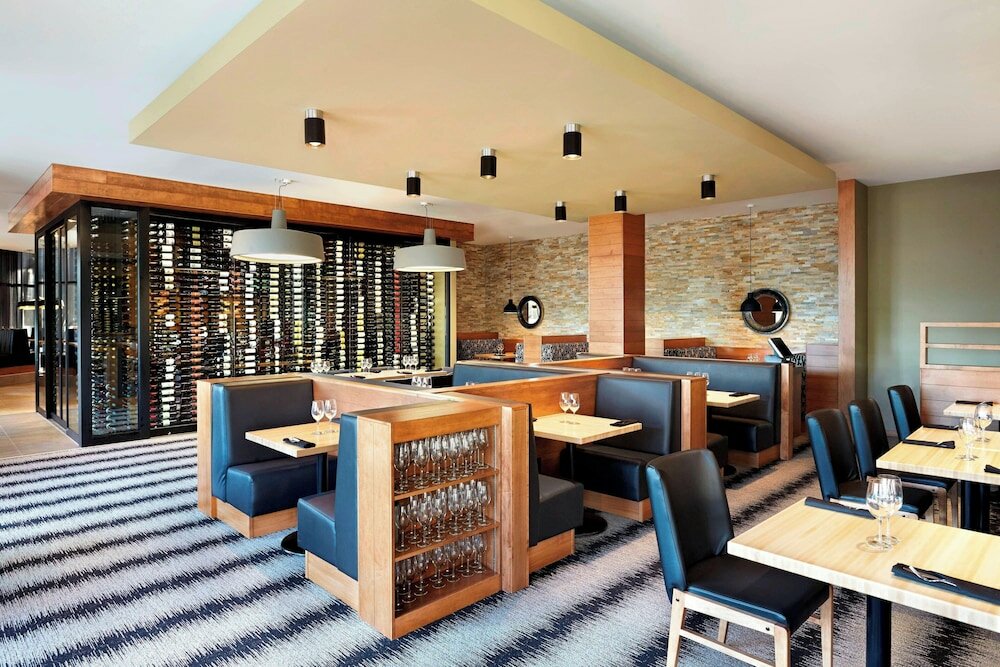 Фото Four Points by Sheraton Kelowna Airport
