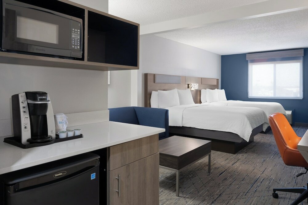 Фото Holiday Inn Express & Suites Midwest, an Ihg Hotel