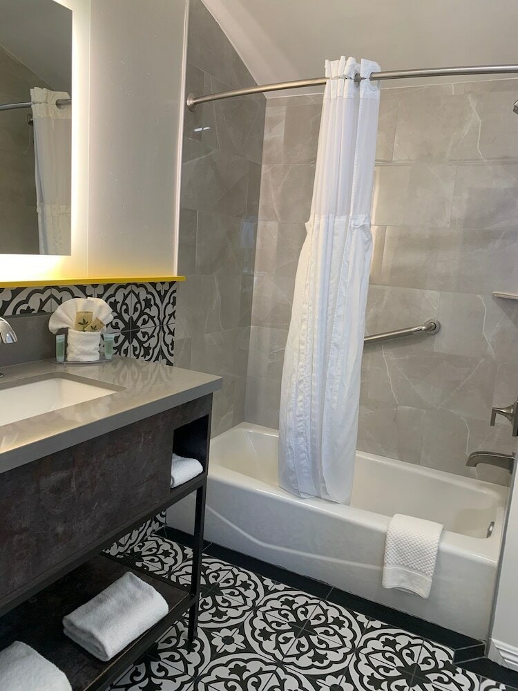Фото Oasis Inn & Suites