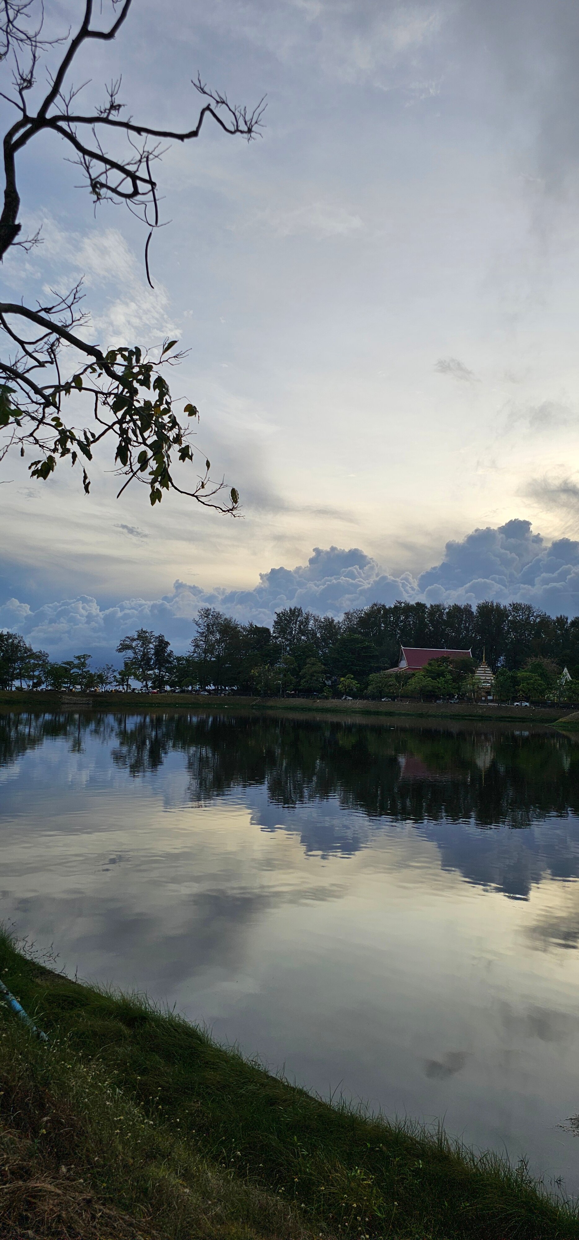 Фото Naiharn Pearl Condo Hotel by Villacarte