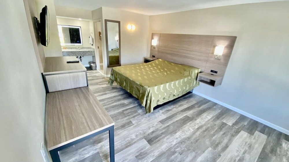 Фото Brentwood Inn & Suites