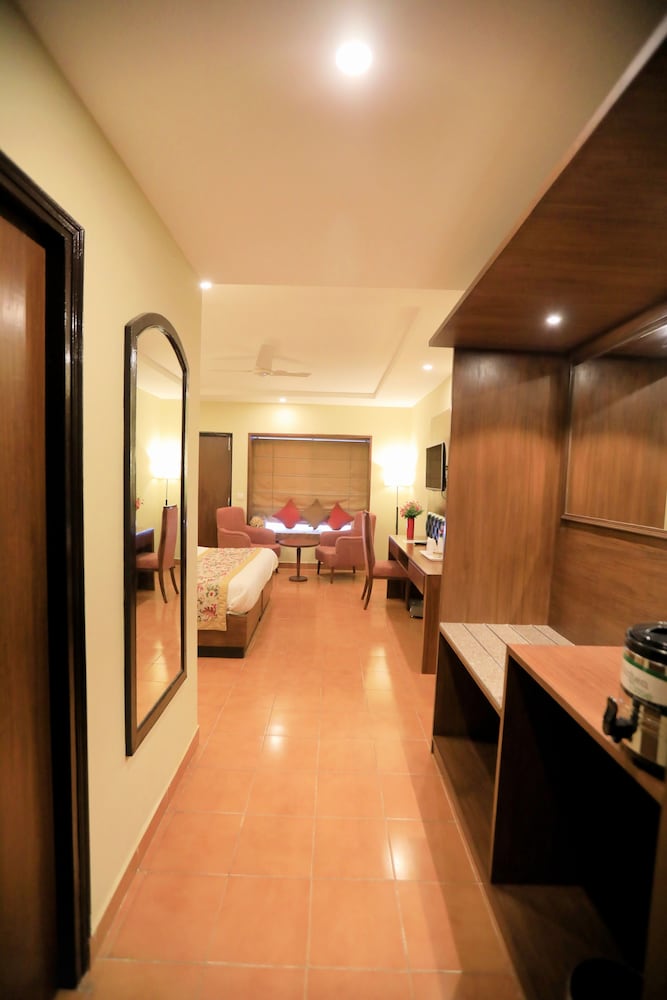 Фото Woodsvilla Resort