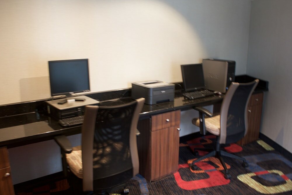 Фото Days Inn by Wyndham Woodbury Long Island