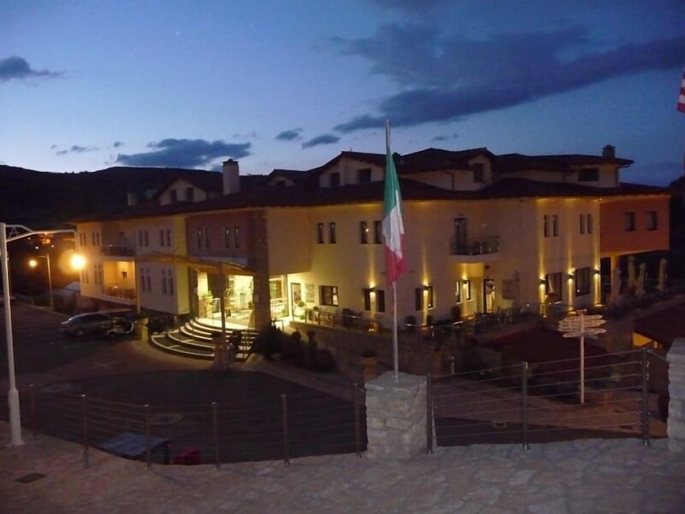 Фото отеля 2