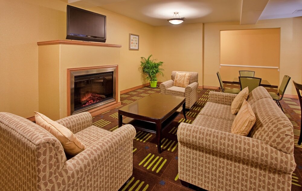 Фото Holiday Inn Express Hotel & Stes Kansas City Sports Complex, an Ihg Hotel
