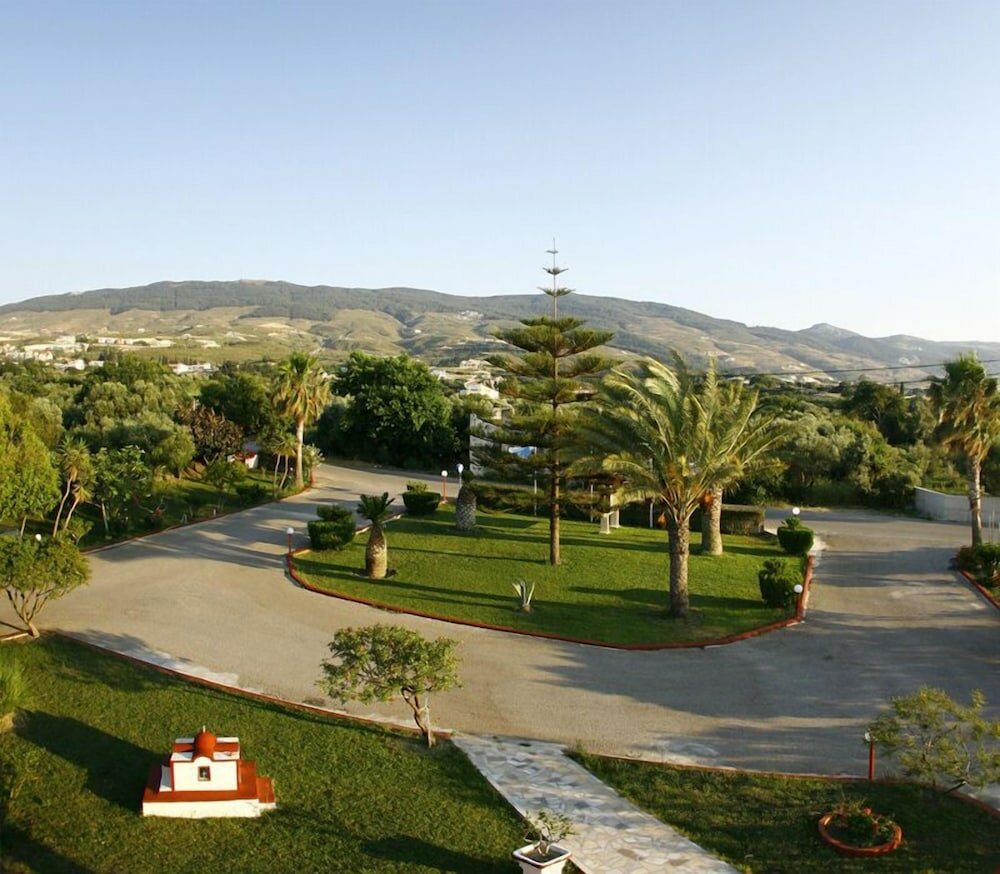 Фото Sandy's Studios Apartments & Log Villas