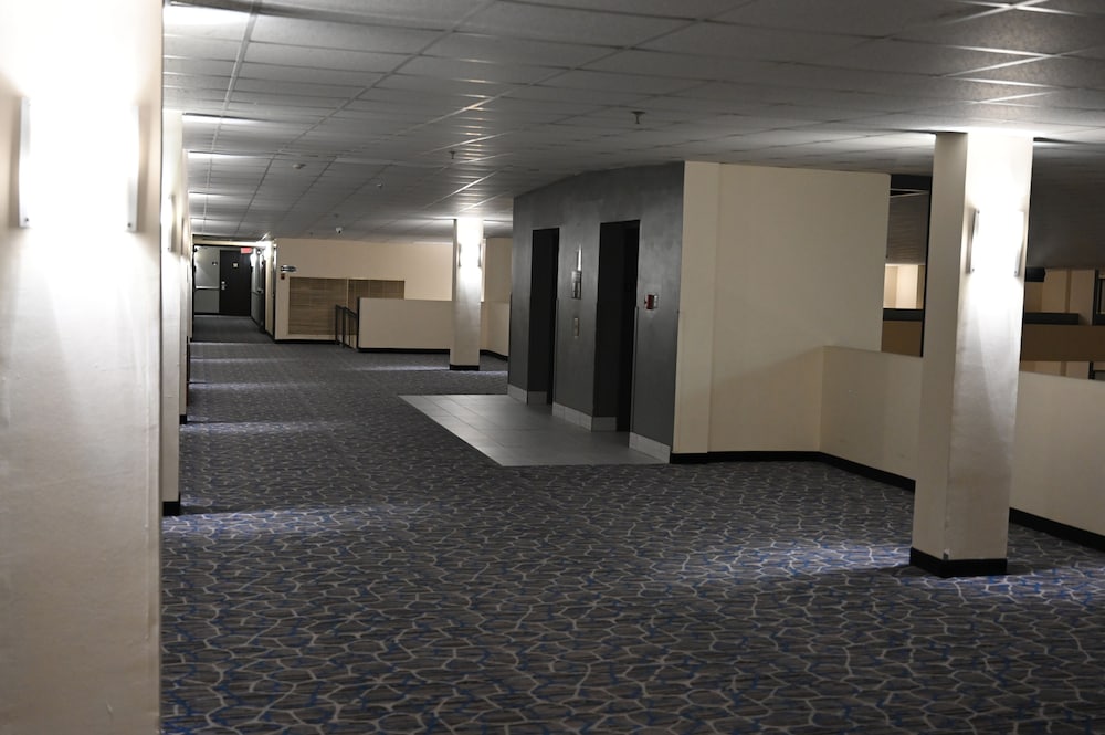 Фото Atrium Hotel and Suites