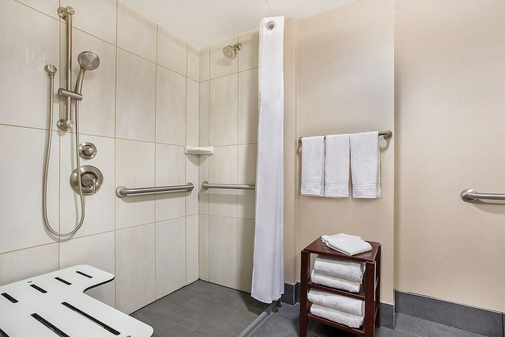 Фото Holiday Inn University Plaza-Bowling Green, an Ihg Hotel