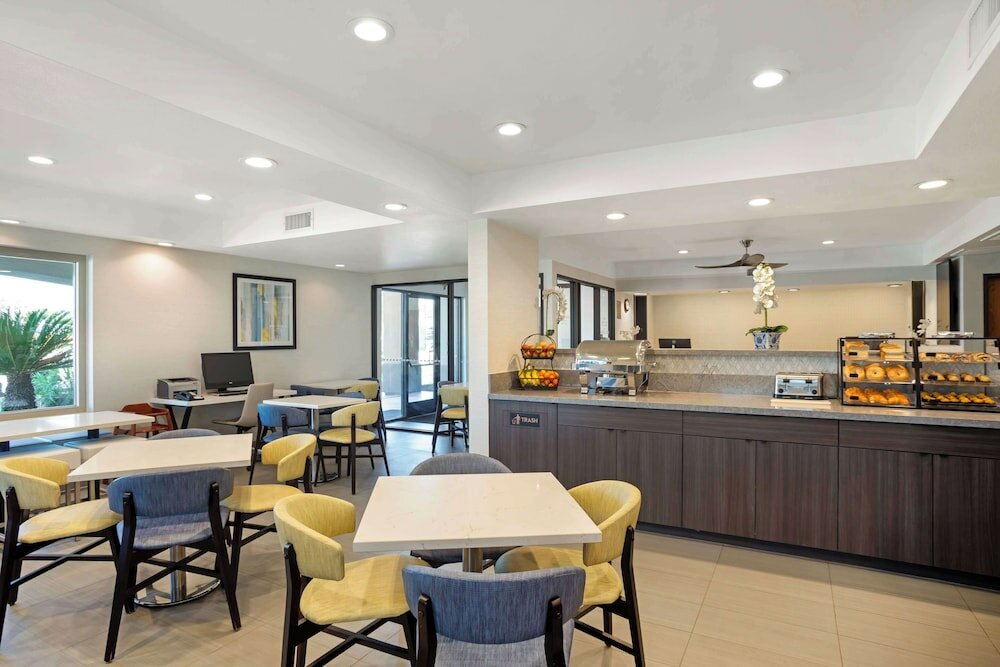 Фото Best Western Exeter Inn & Suites