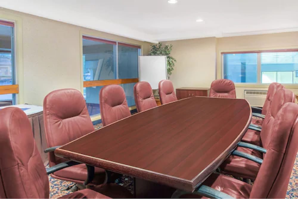 Фото Canmore Inn & Suites