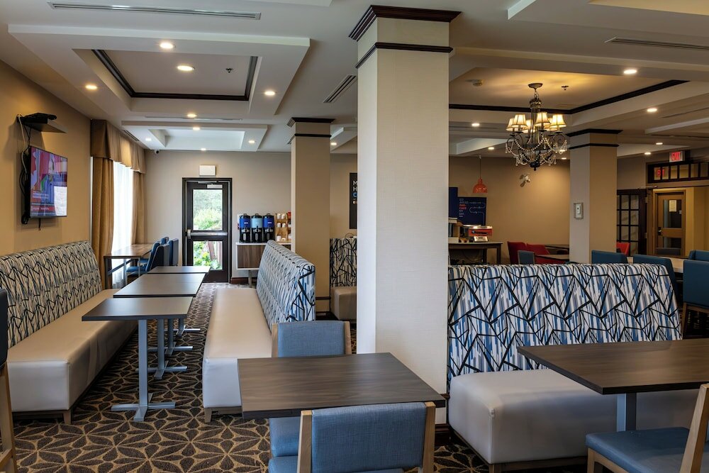 Фото Holiday Inn Express & Suites Brockville