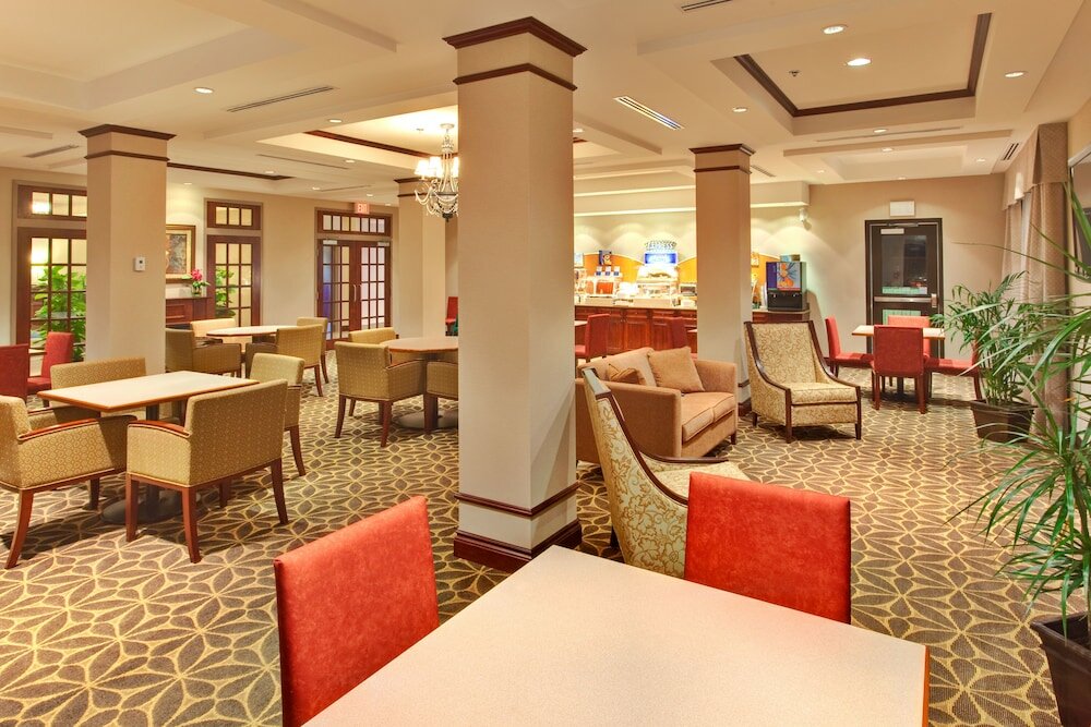 Фото Holiday Inn Express & Suites Brockville