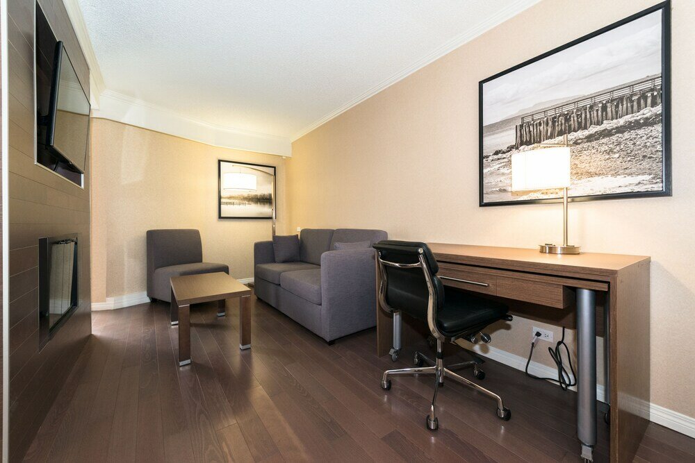 Фото Holiday Inn Express Edmonton D