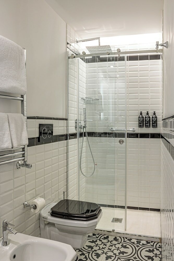 Фото The Independent Suites