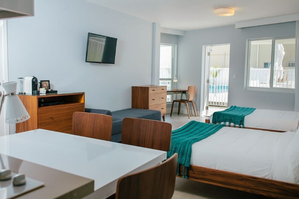 Фото Tides Inn Hotel