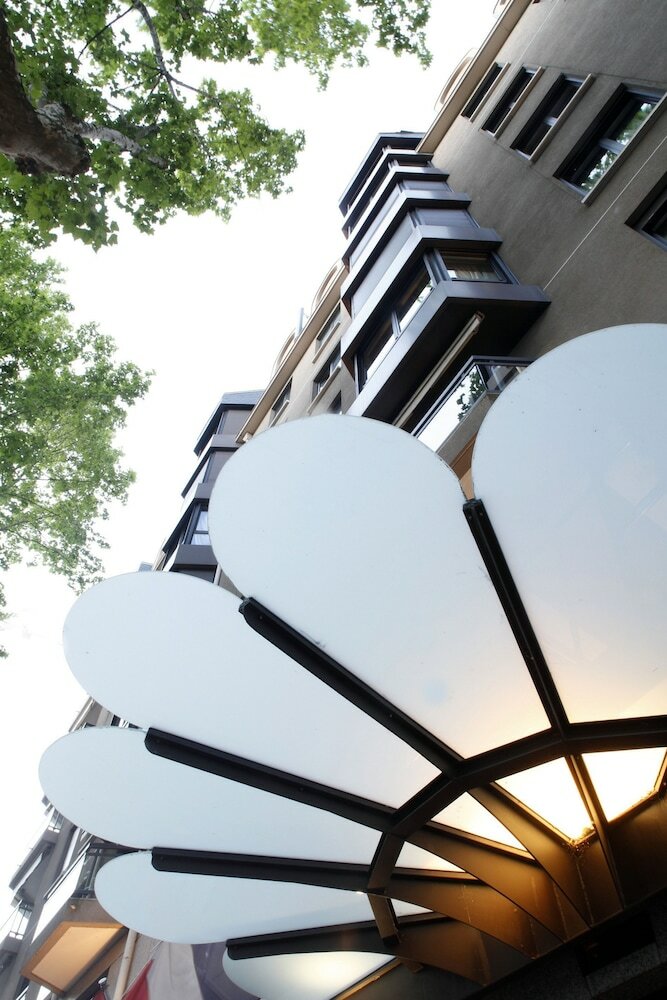 Фото Warwick Reine Astrid Lyon