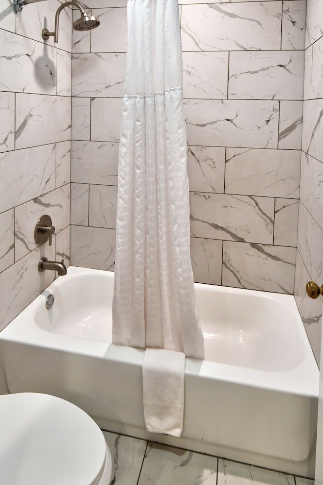 Фото Riverview Inn & Suites