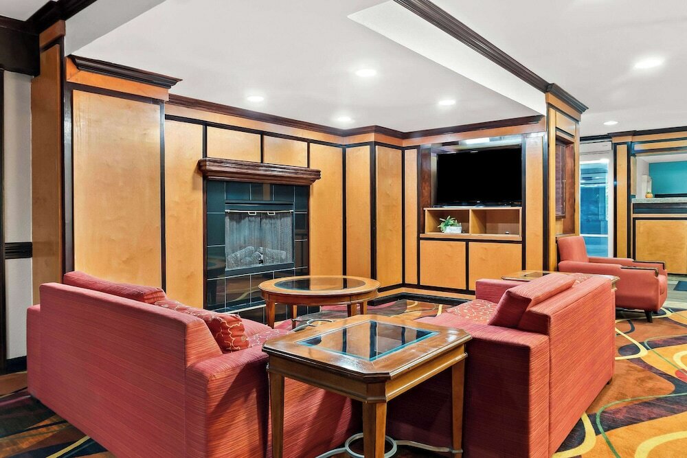 Фото Days Inn & Suites by Wyndham Warren