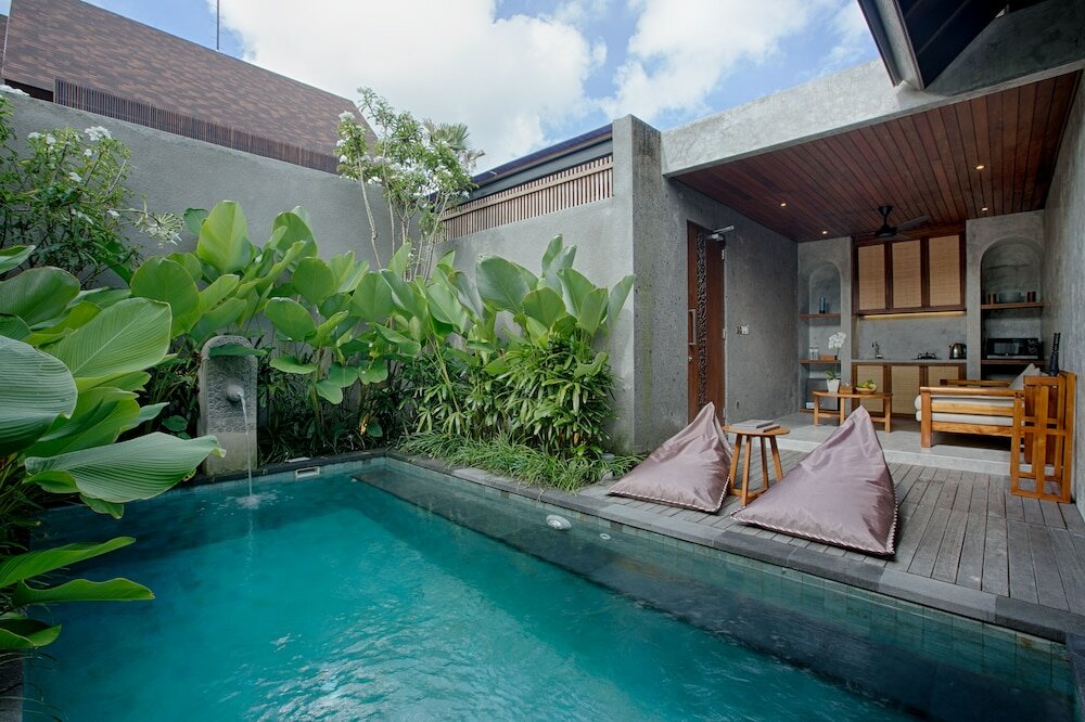 Фото Taman Dharmawangsa Suites