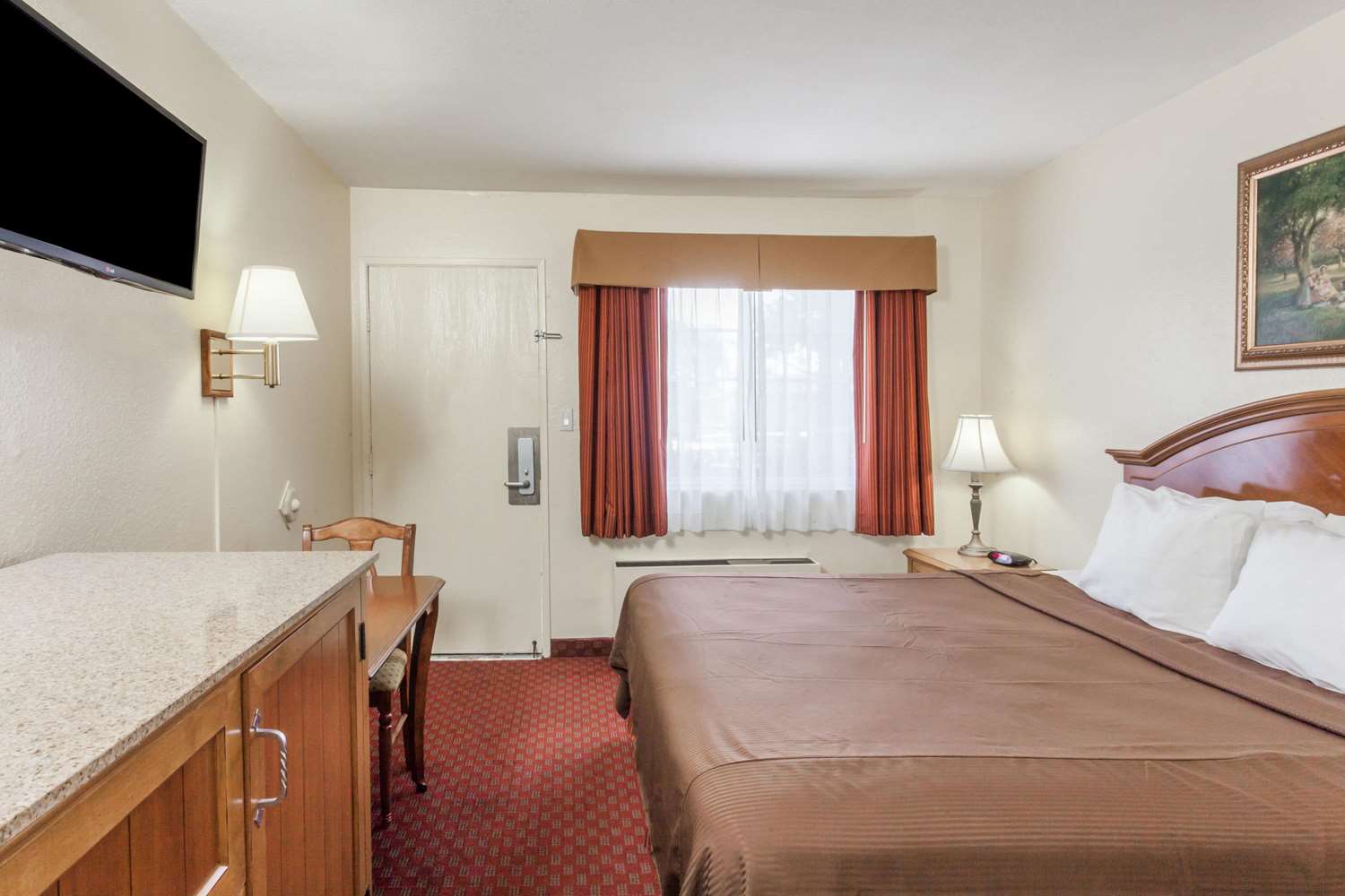 Фото Travelodge by Wyndham Fullerton Near Anaheim