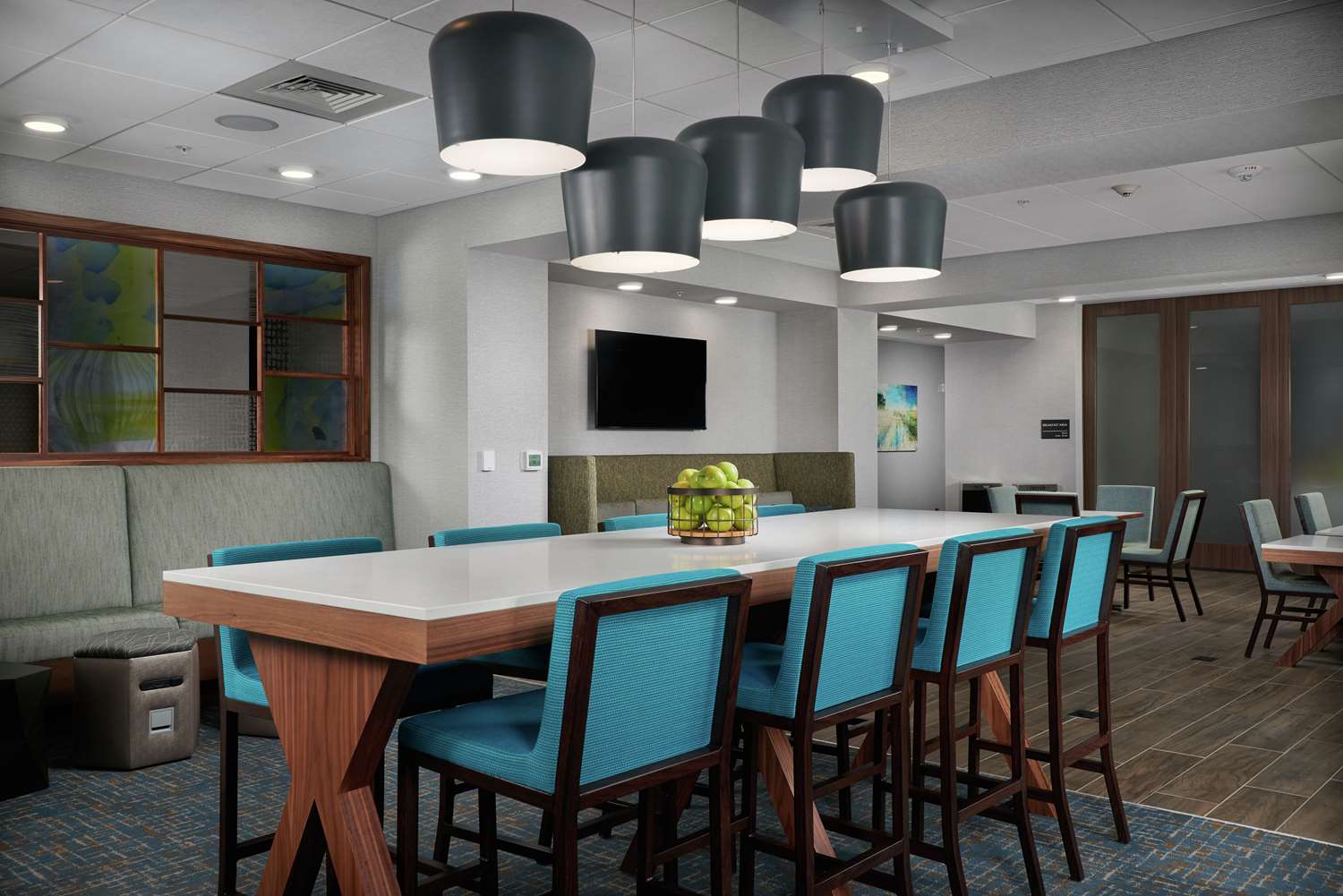 Фото Hampton Inn by Hilton Burley